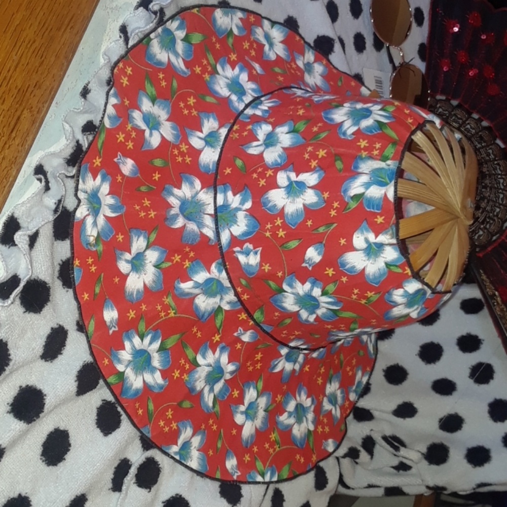 SUN HAT THAT FOLDS INTO A FAN